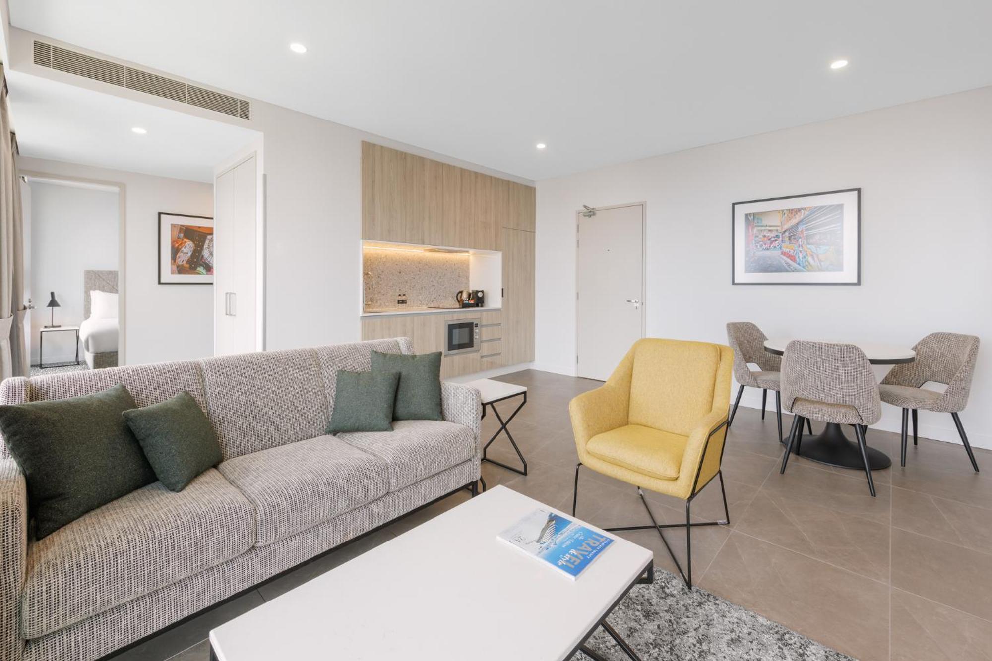 Meriton Suites Melbourne Bagian luar foto A typical apartment at the hotel