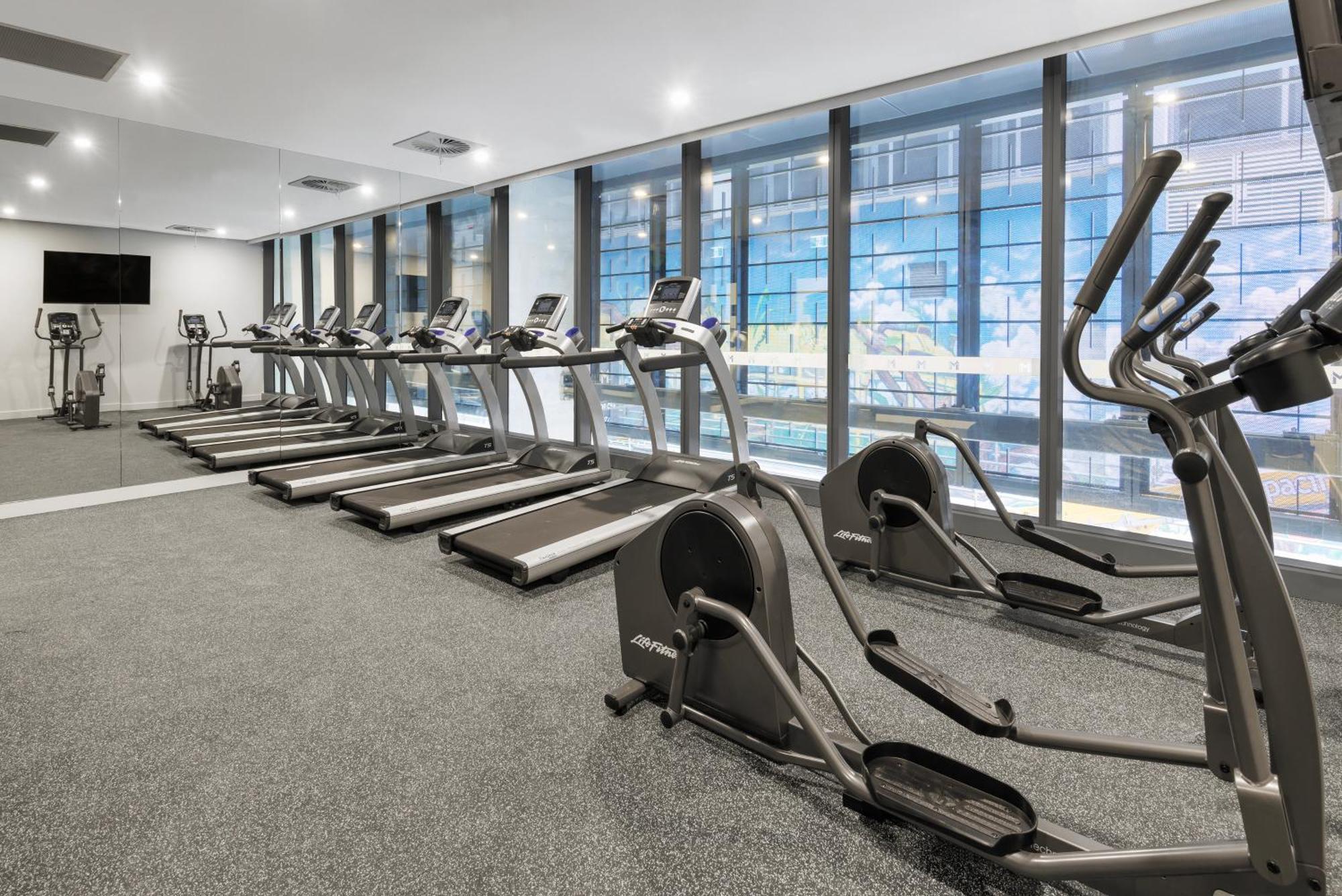 Meriton Suites Melbourne Bagian luar foto A gym in a hotel